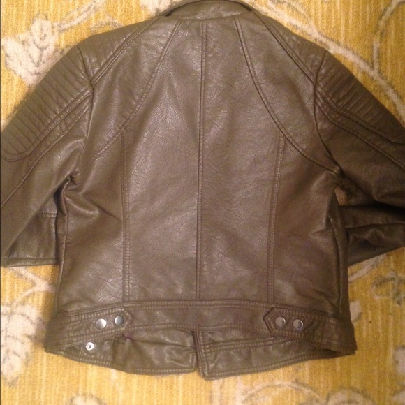 SUPER CUTE! Vegan leather olive jacket - Picture 3 of 4